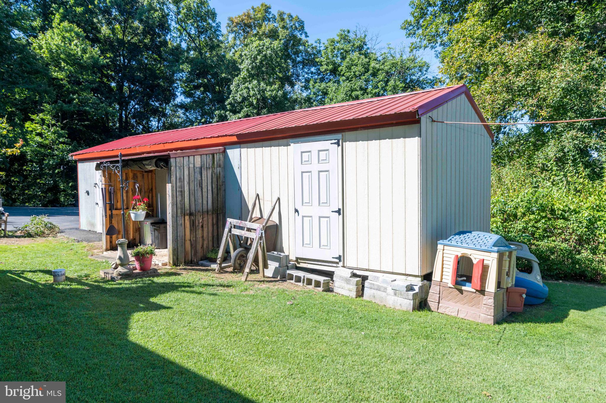 563 Cambridge Road Narvon, PA 17555 - Photo 33 of 50 Exterior 32' long