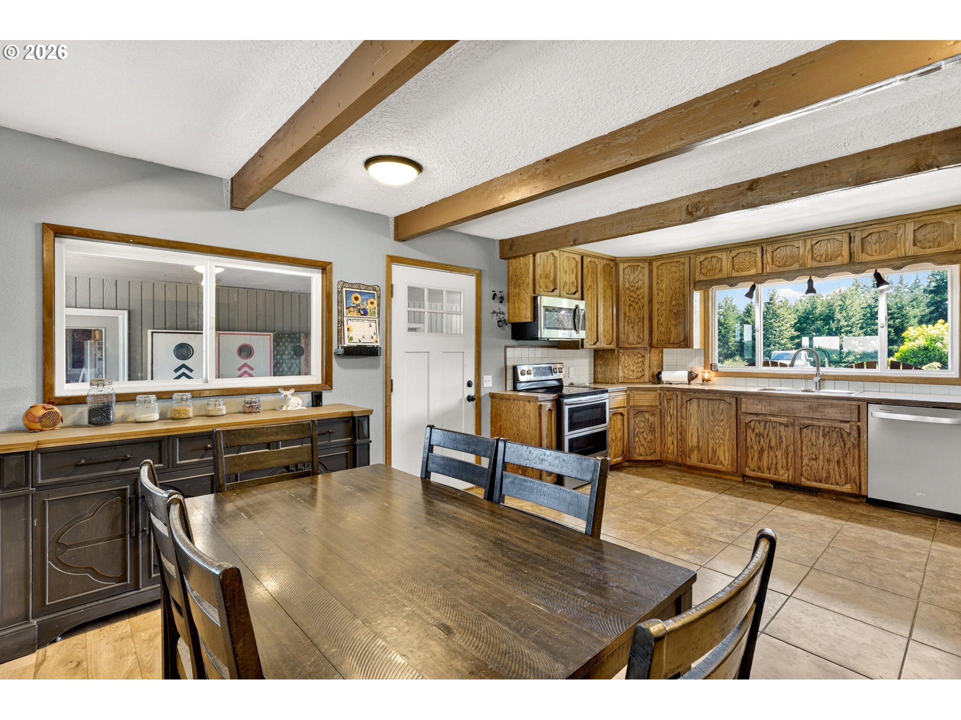 17623 South Windy City Road Mulino, OR 97042 - Photo 8 of 48 a living room with stainless steel appliances kitchen island granite countertop furniture and a large window