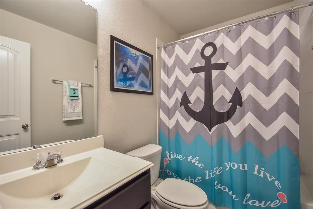 8127 Gambrel Way Rosharon, TX 77583 - Photo 12 of 17 Secondary Bathroom