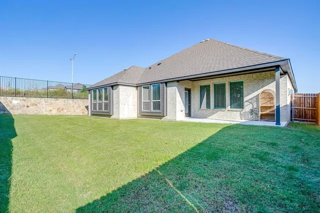a view of a house with a backyard