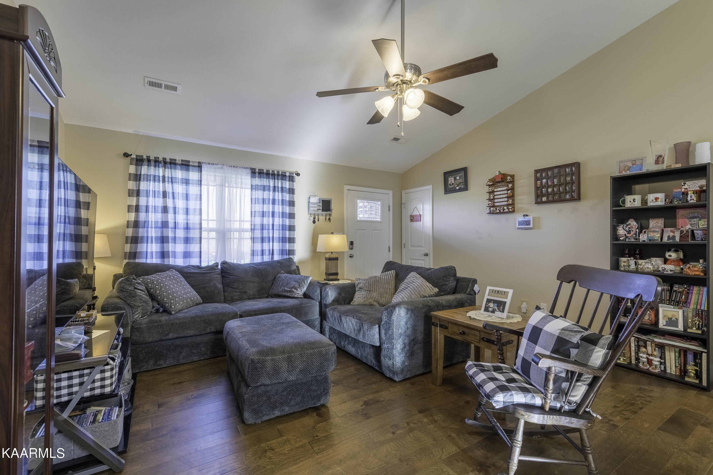 6642 Ruby June Lane Corryton, TN 37721 - Photo 4 of 23 Living Room