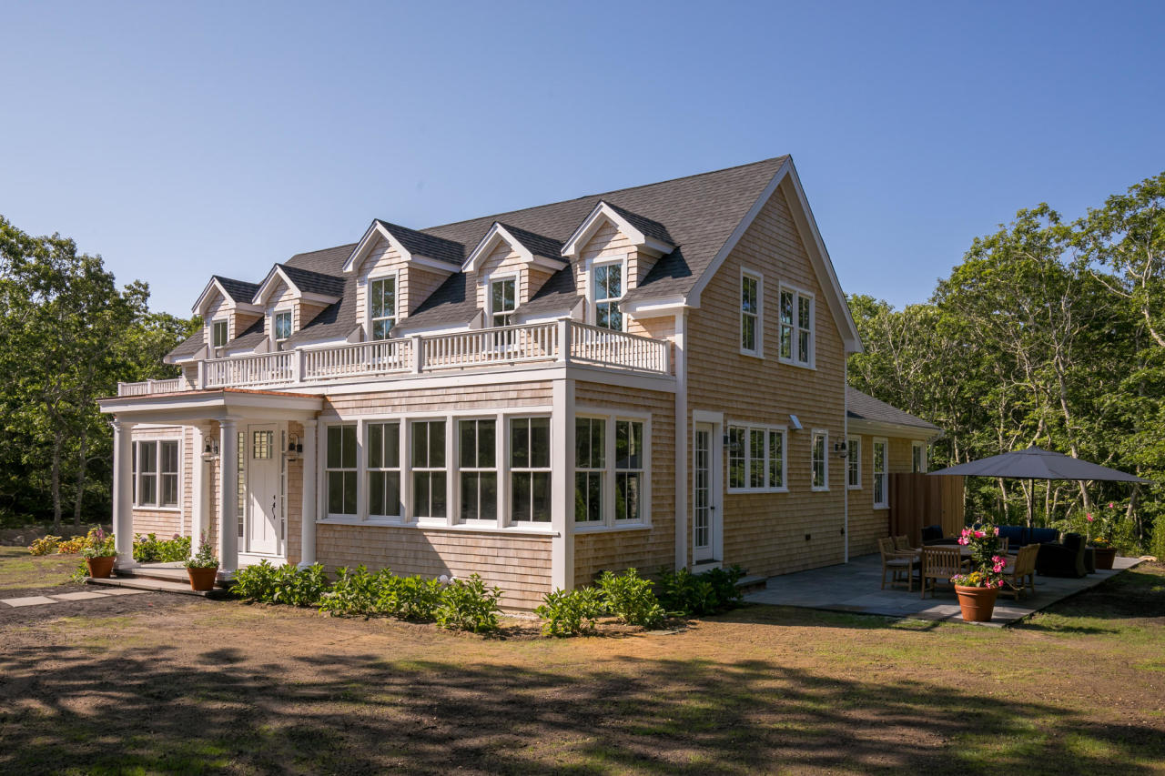 28 Fishermans Knot Road Edgartown, MA 02539 - Photo 4 of 30 a front view of a house with garden