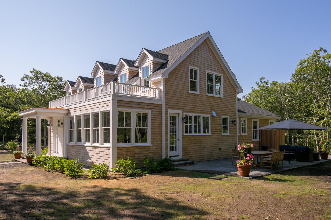 28 Fishermans Knot Road Edgartown, MA 02539 - Photo 5 of 30 a front view of a house with a yard