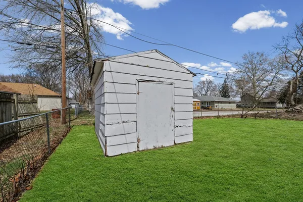 a view of a backyard