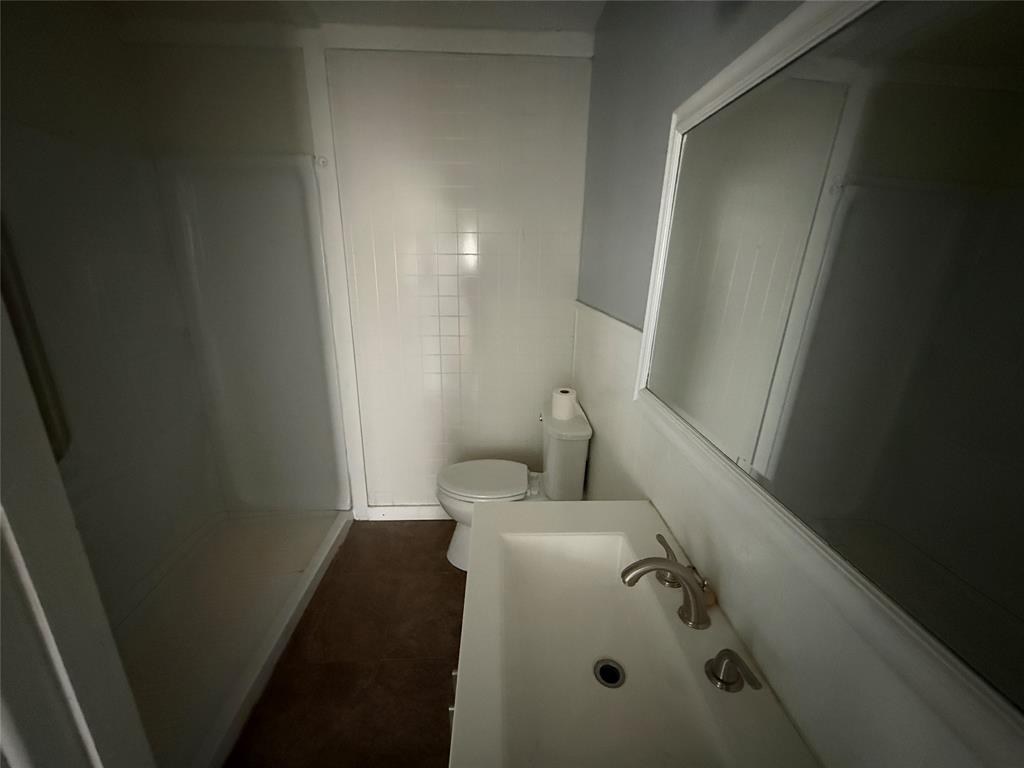 501 Needham Street Coleman, TX 76834 - Photo 14 of 16 a bathroom with a bathtub