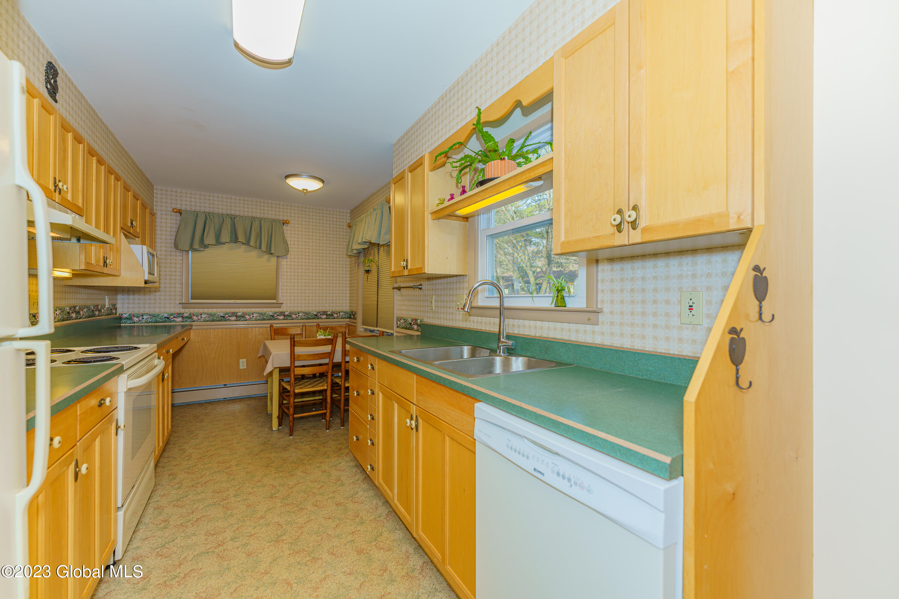141 Gordon Road Rotterdam, NY 12306 - Photo 20 of 61 3 Kitchen 2