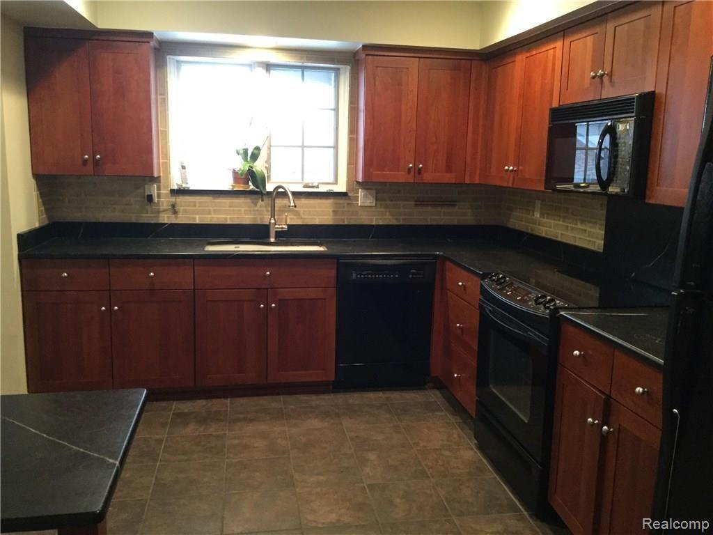 29690 Pine Ridge Circle Farmington Hills, MI 48331 - Photo 3 of 7