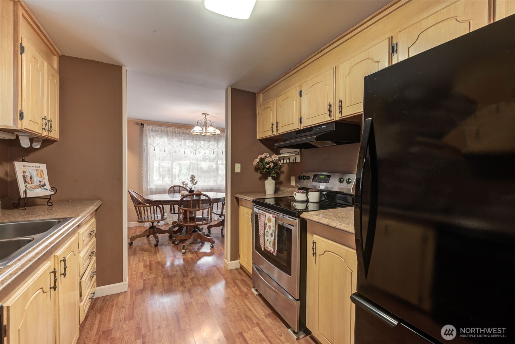 11622 Silver Lake Road, Unit 58 Everett, WA 98208 - Photo 18 of 32 a kitchen with a stove a sink and a refrigerator