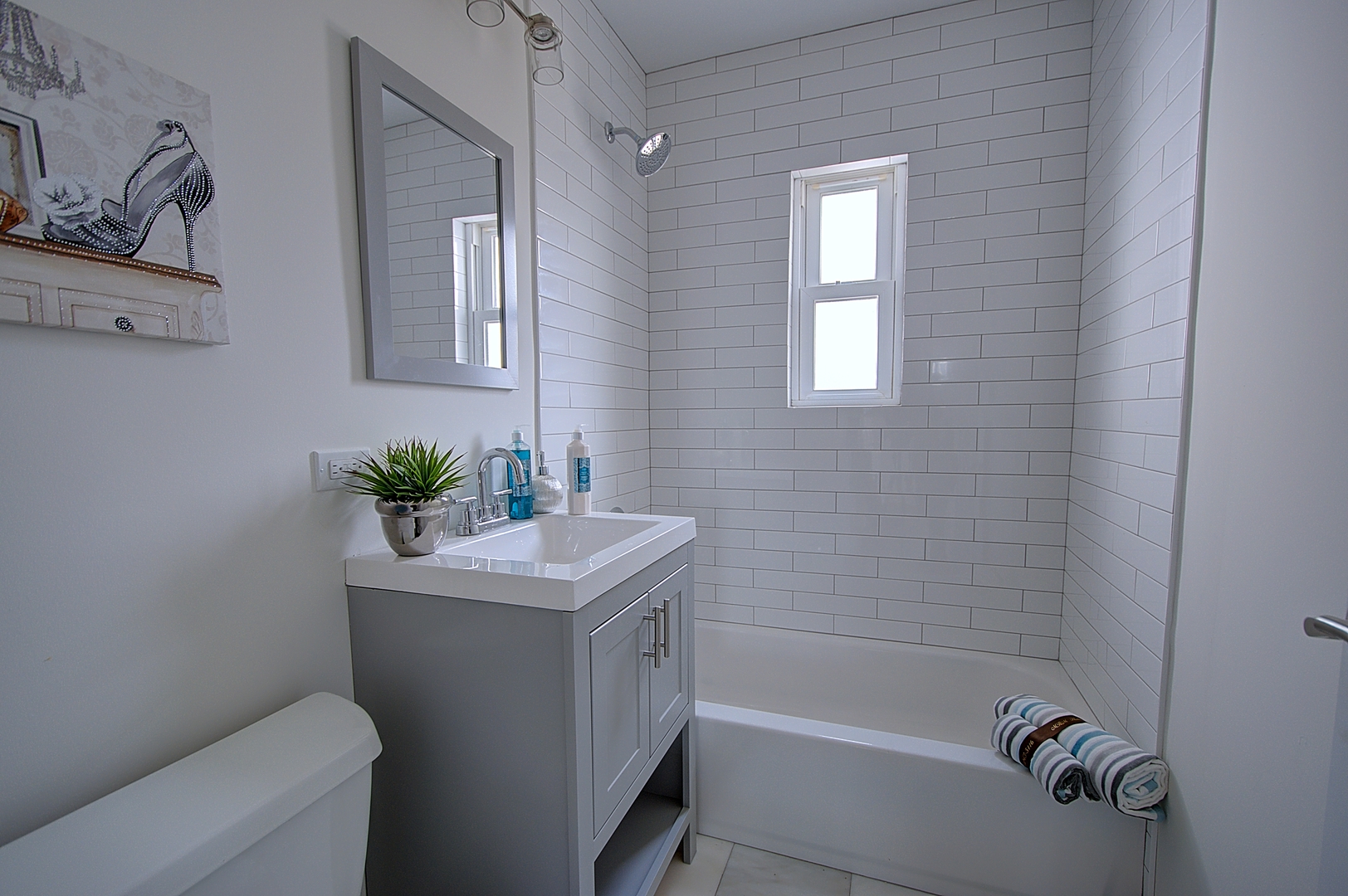 2333 Illinois Road Northbrook, IL 60062 - Photo 10 of 16 a bath room with a toilet