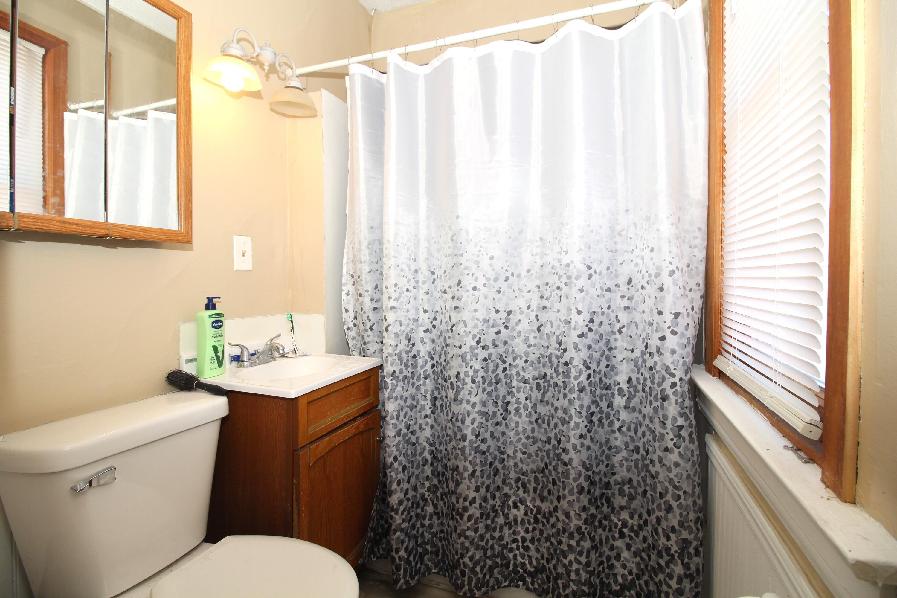 1015 Hagerer Street Racine, WI 53402 - Photo 7 of 31 Bath 1