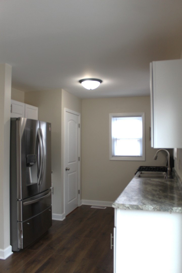 689 Bent Street Elgin, IL 60120 - Photo 4 of 24