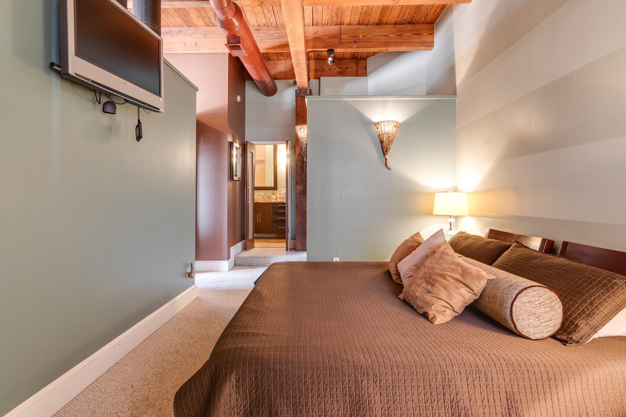 262 Wagner Place, Unit 402 Memphis, TN 38103 - Photo 27 of 40 a bedroom with a bed and a lamp