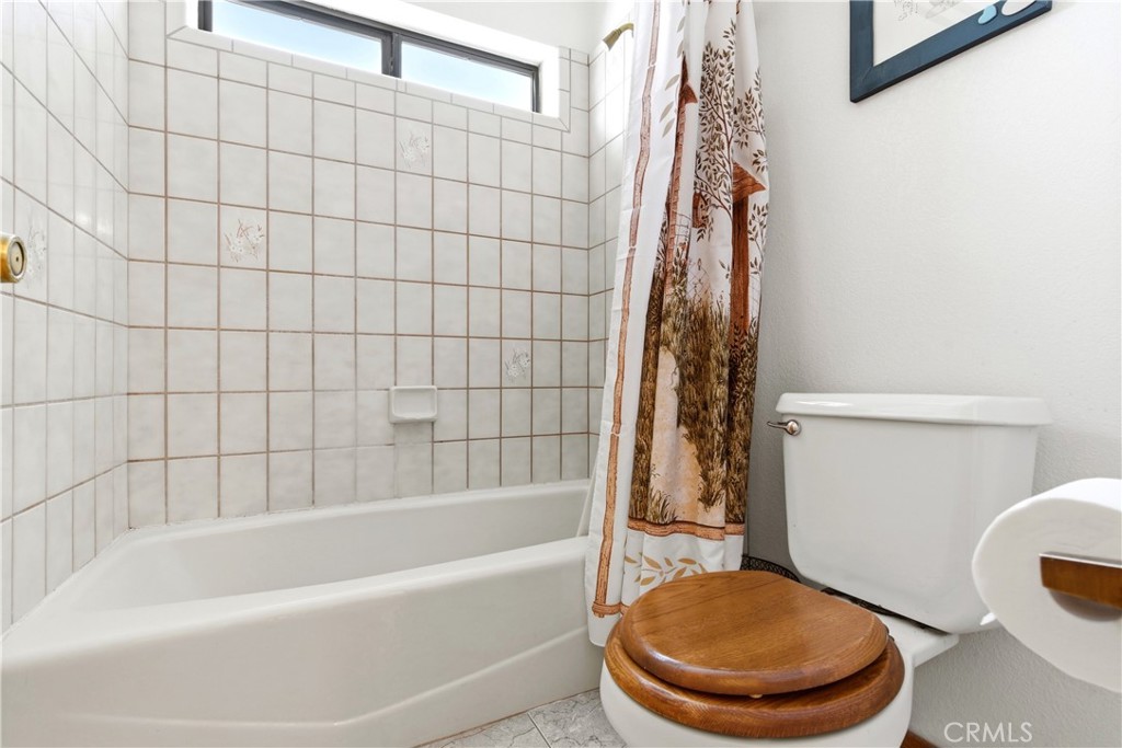 11468 Kiowa Road Apple Valley, CA 92308 - Photo 66 of 73 a bathroom with a toilet and a bathtub