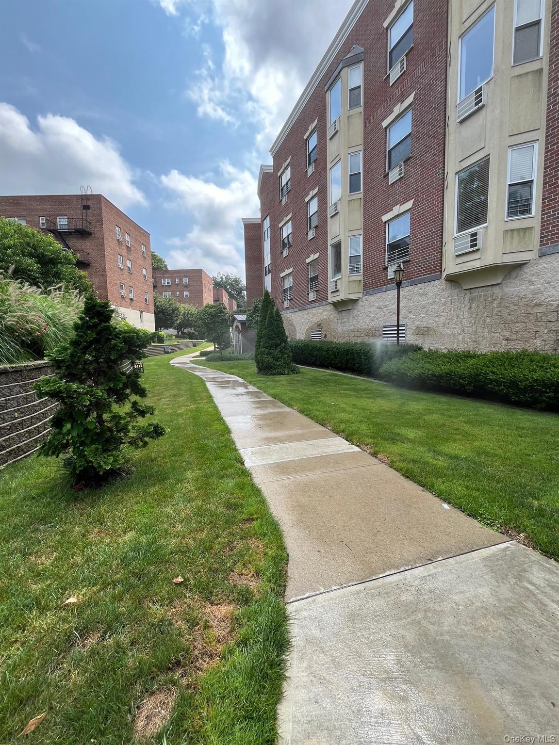 38 Knightsbridge Road, Unit 1H Great Neck, NY 11021 - Photo 2 of 2