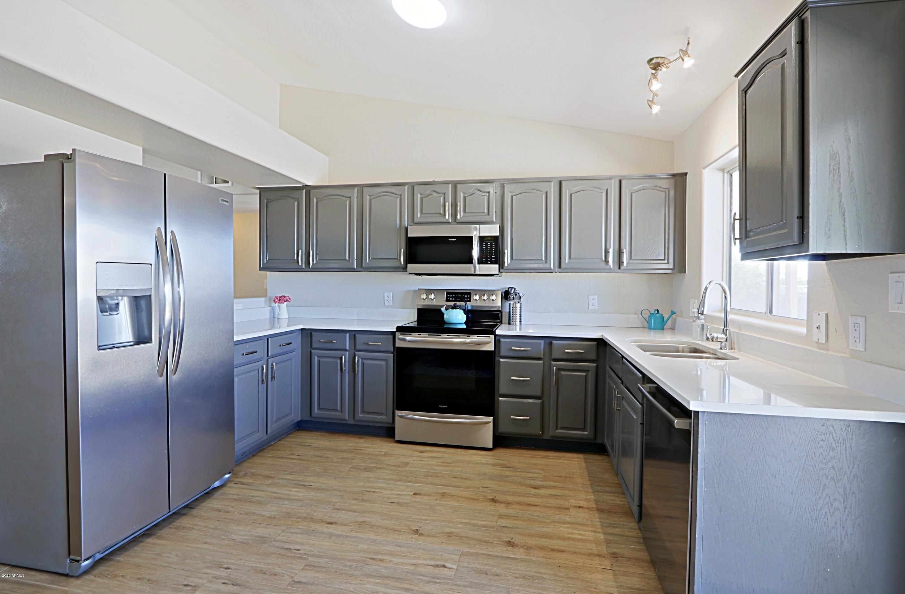 923 East Joy Ranch Road Phoenix, AZ 85086 - Photo 17 of 70 Kitchen 3