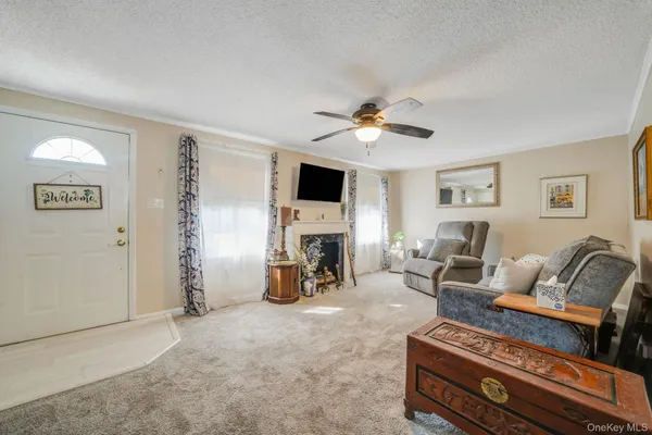 $192,500 | 2 Dogwood Lane, Manorville, NY 11949