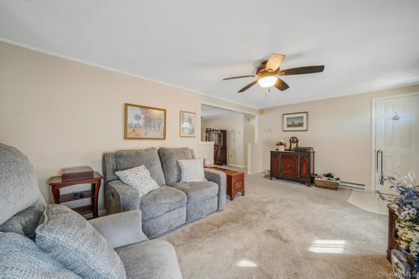 $192,500 | 2 Dogwood Lane, Manorville, NY 11949