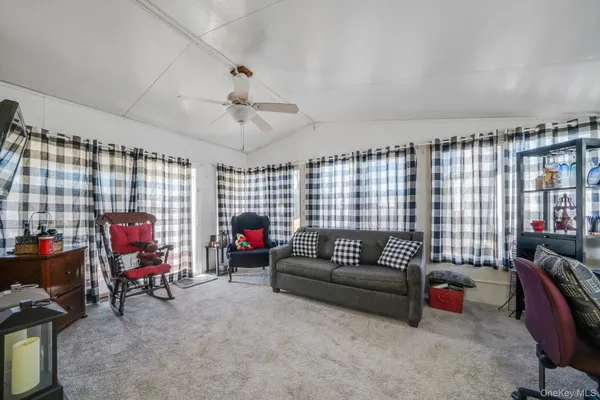 $192,500 | 2 Dogwood Lane, Manorville, NY 11949