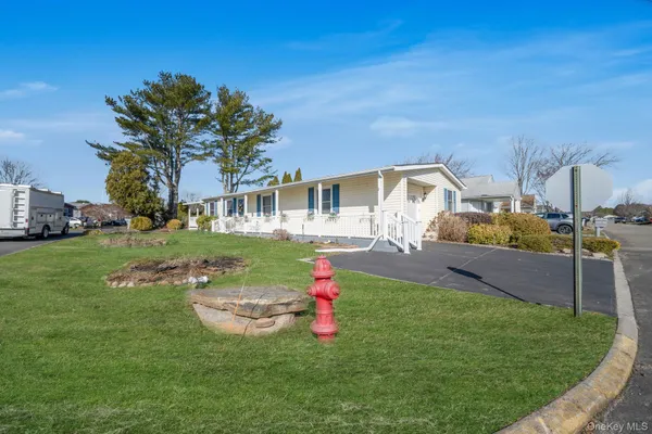 $192,500 | 2 Dogwood Lane, Manorville, NY 11949