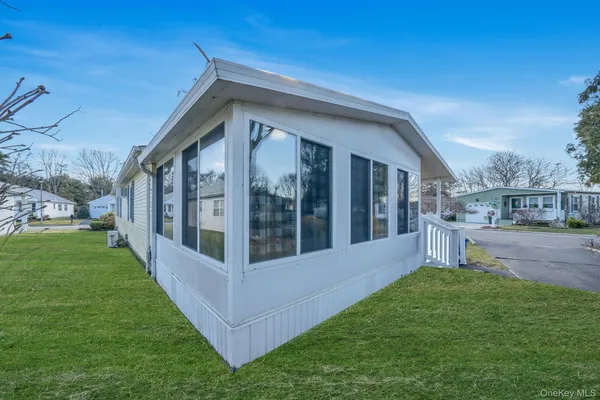 $192,500 | 2 Dogwood Lane, Manorville, NY 11949