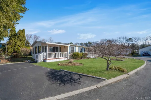 $192,500 | 2 Dogwood Lane, Manorville, NY 11949