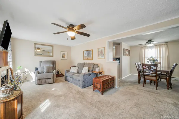 $192,500 | 2 Dogwood Lane, Manorville, NY 11949