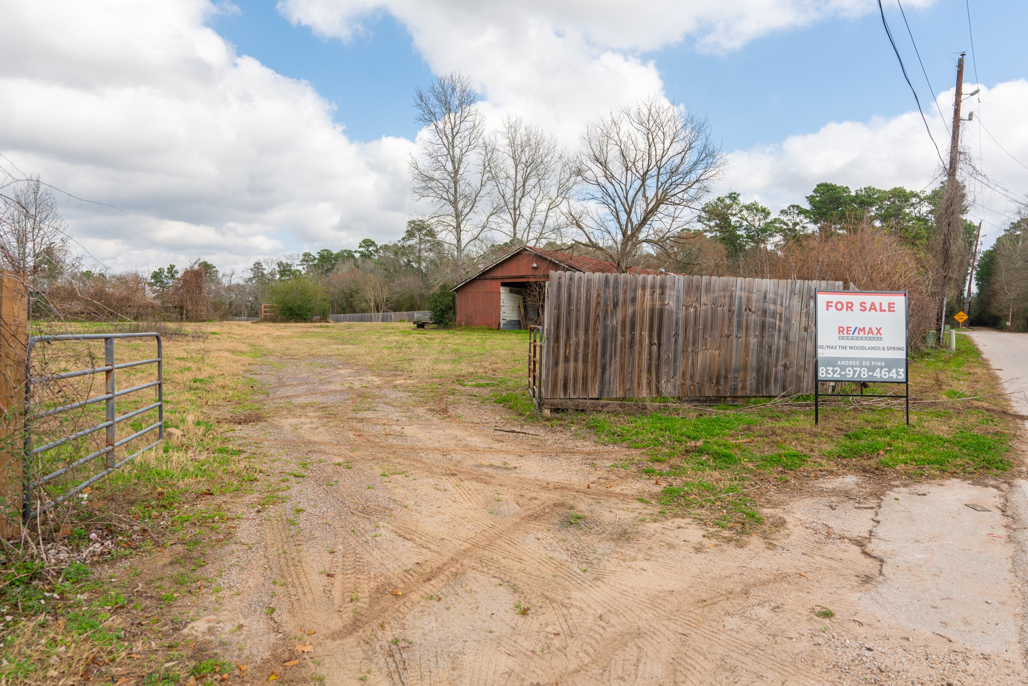 25635 Hufsmith Cemetery Road Tomball, TX 77375 - Photo 40 of 50 a backyard of a house with lots of green space and fountain