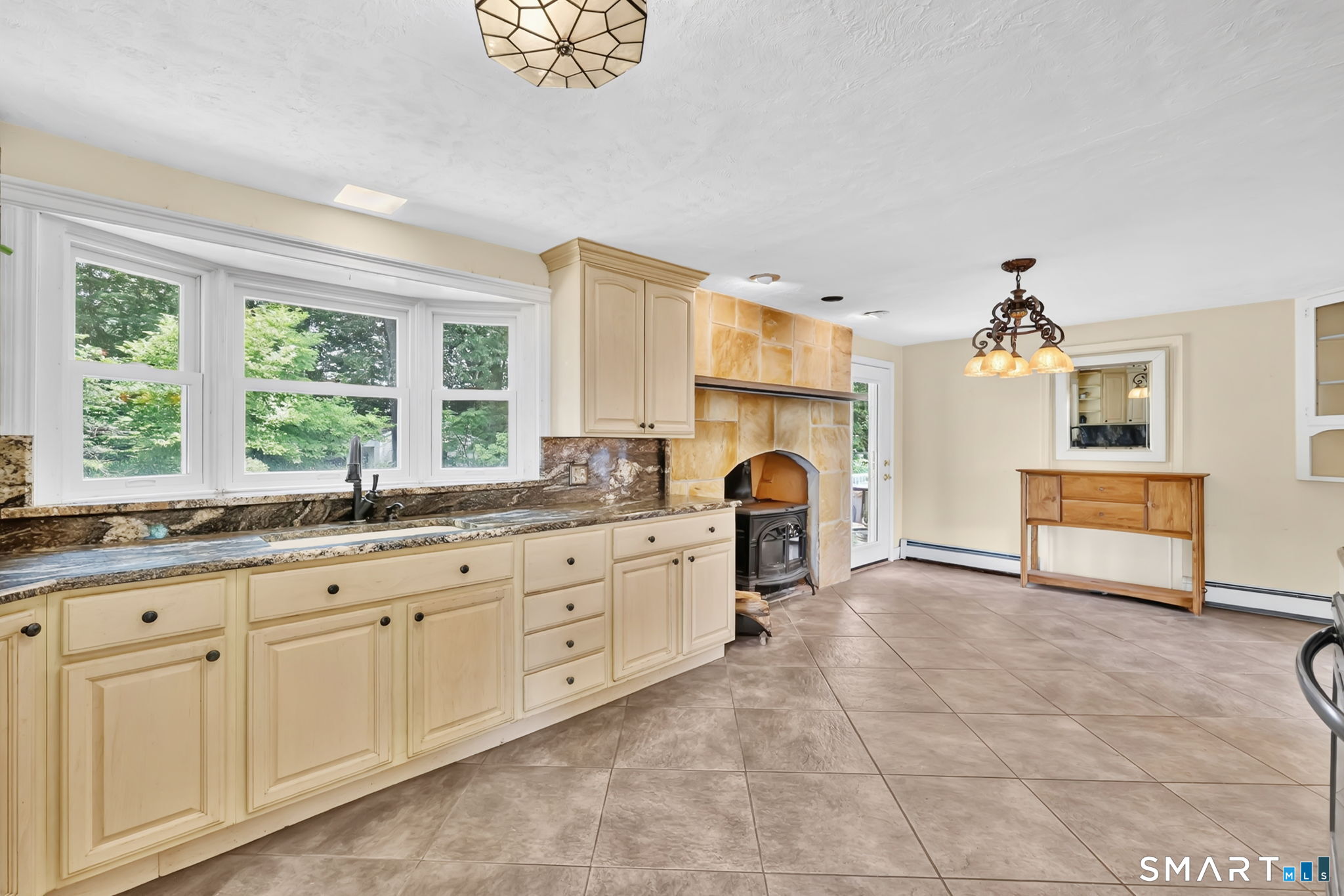 33 Chambers Street Manchester, CT 06042 - Photo 4 of 40