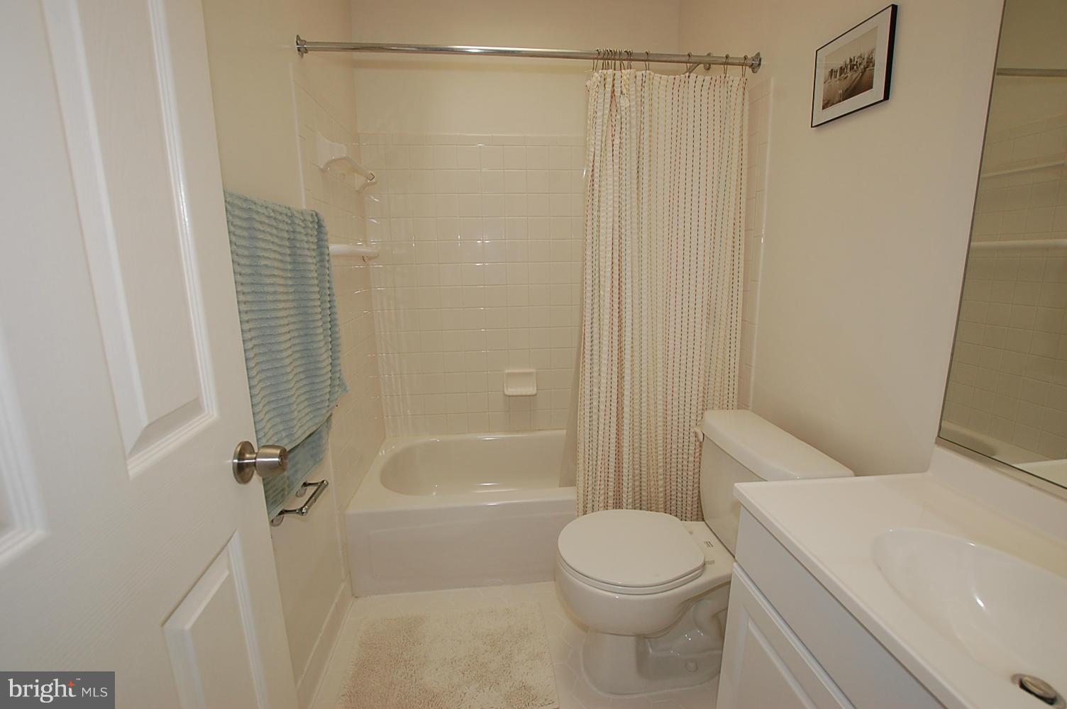 408 Ridgepoint Place, Unit 36 Gaithersburg, MD 20878 - Photo 17 of 29 Bath