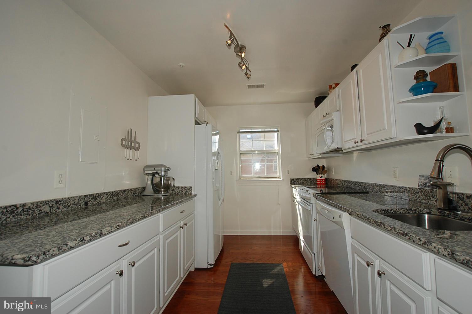 408 Ridgepoint Place, Unit 36 Gaithersburg, MD 20878 - Photo 5 of 29 Kitchen