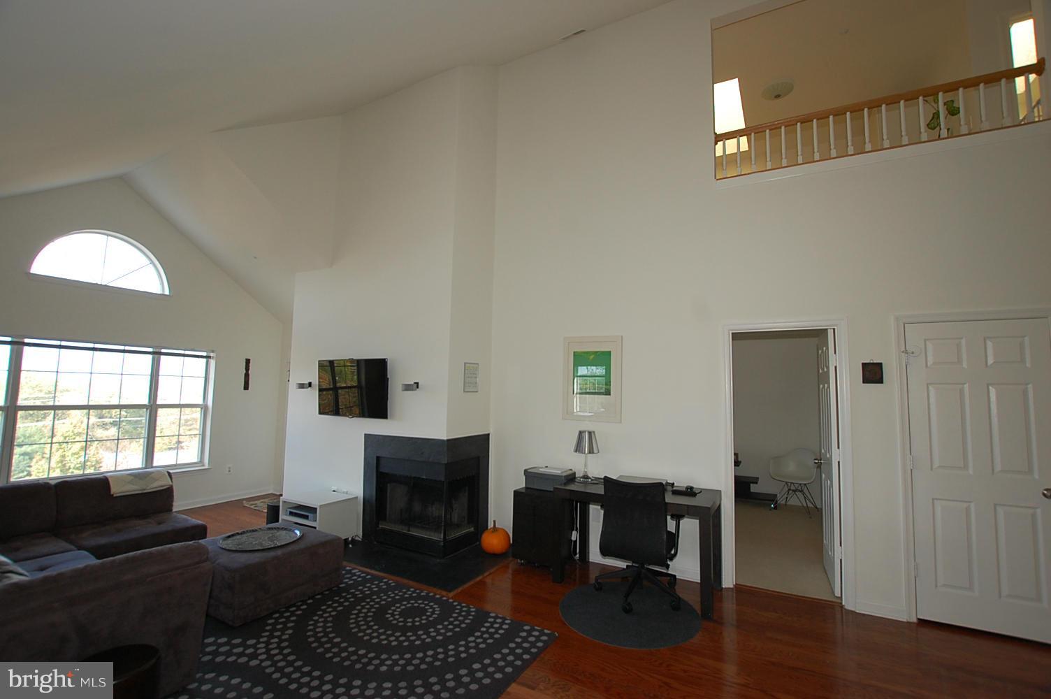408 Ridgepoint Place, Unit 36 Gaithersburg, MD 20878 - Photo 6 of 29 Living Room