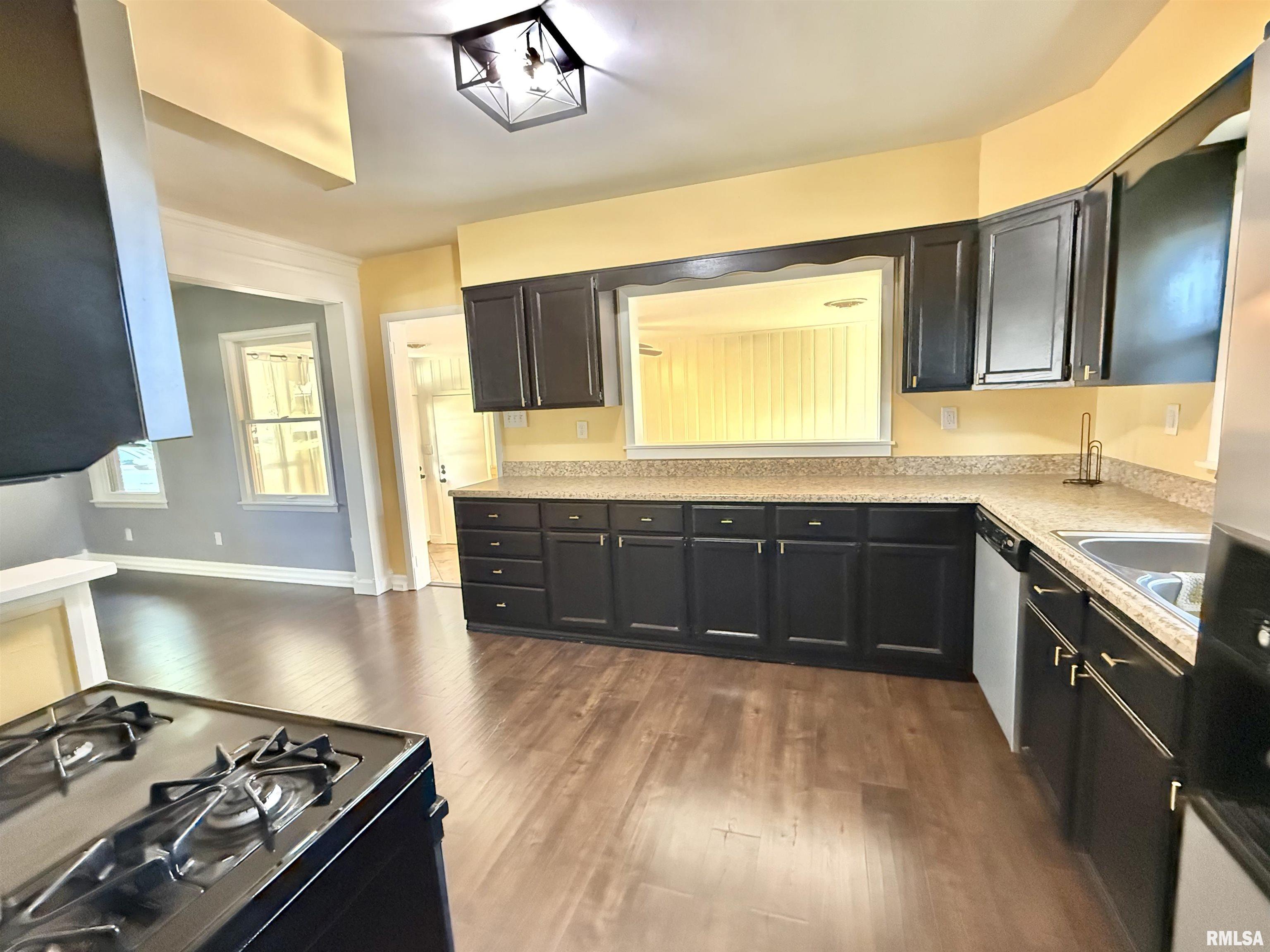 330 North Sycamore Terrace Canton, IL 61520 - Photo 9 of 34 Gallery Image 9