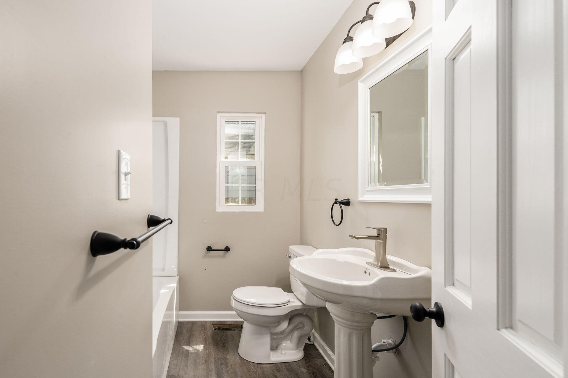 251 North Kellner Road Columbus, OH 43209 - Photo 16 of 31 Full Bathroom