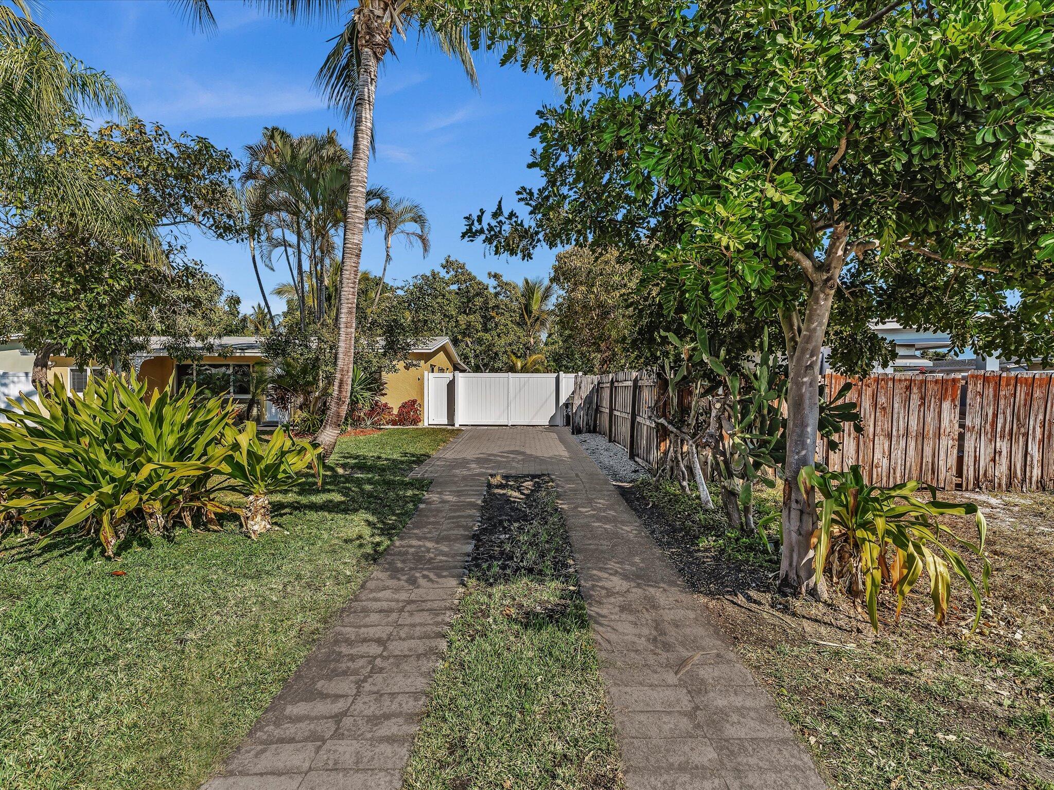 607 West Perry Street Lantana, FL 33462 - Photo 7 of 49 East Driveway