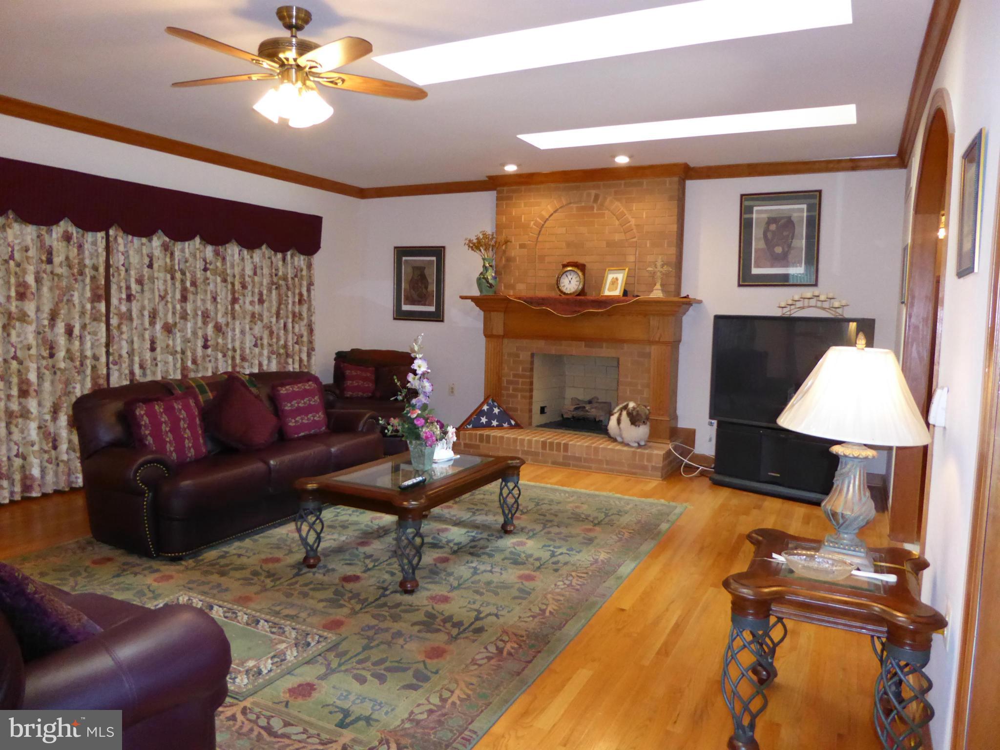 8608 McDaniel Road Baltimore, MD 21237 - Photo 5 of 22 Living Room