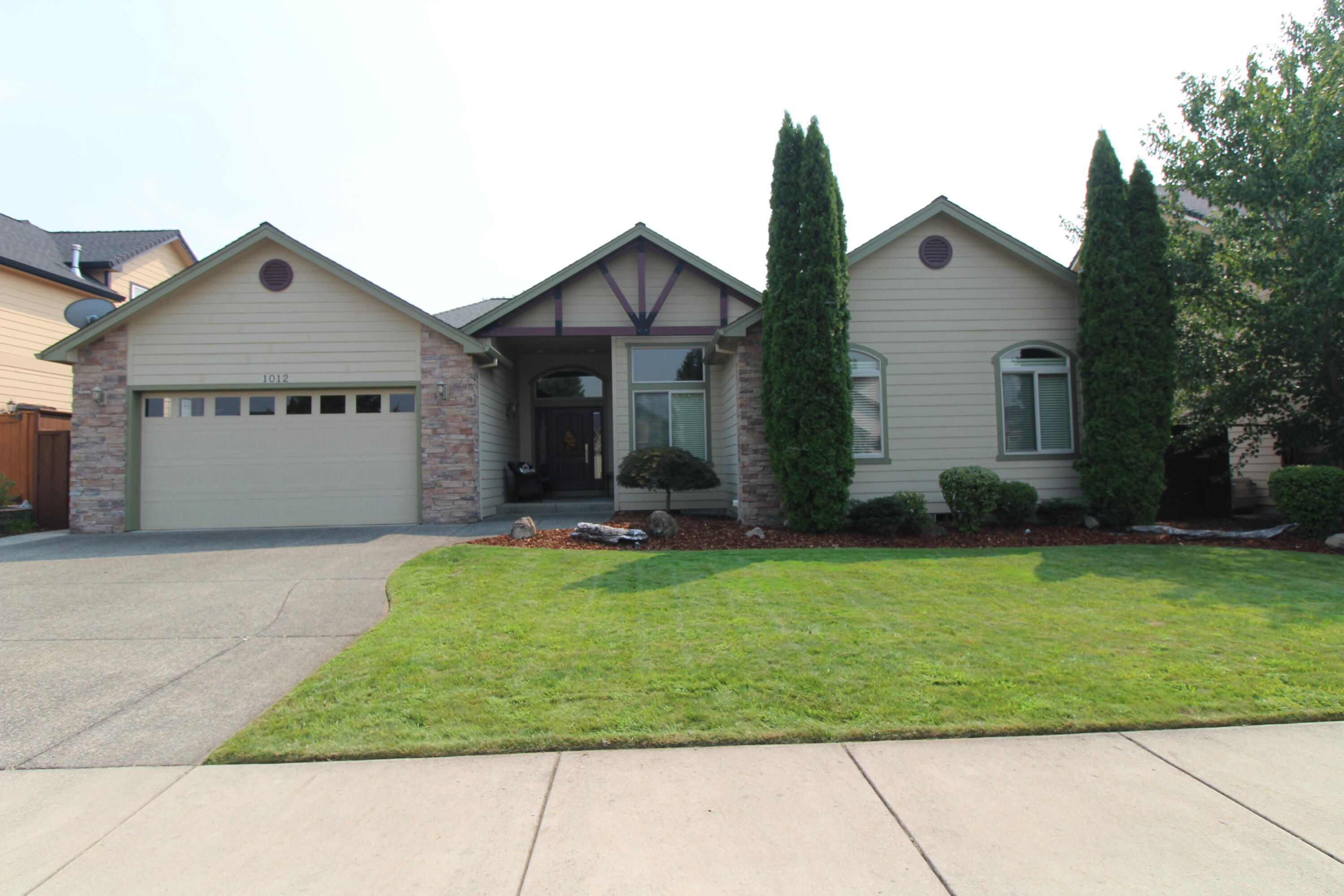 1012 Pumpkin Ridge Eagle Point, OR 97524 - Photo 2 of 41 IMG_5838
