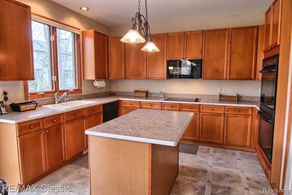 1088 Chesapeake Rochester, MI 48307 - Photo 12 of 41 Kitchen.jpg