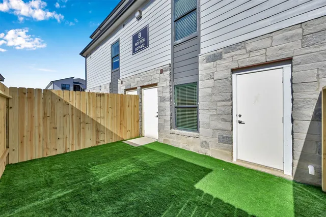 a view of an house with backyard and garden