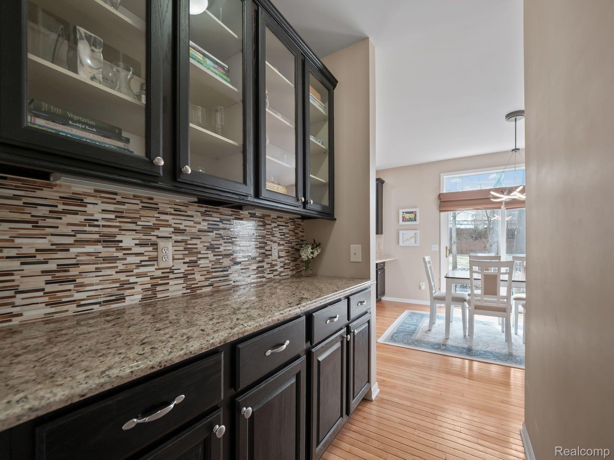 6834 Woodcrest Ridge Clarkston, MI 48346 - Photo 23 of 55 Butler's pantry