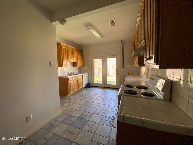 4999 Sandy Run Road Sparta, GA 31087 - Photo 17 of 19 a kitchen with a stove and a refrigerator