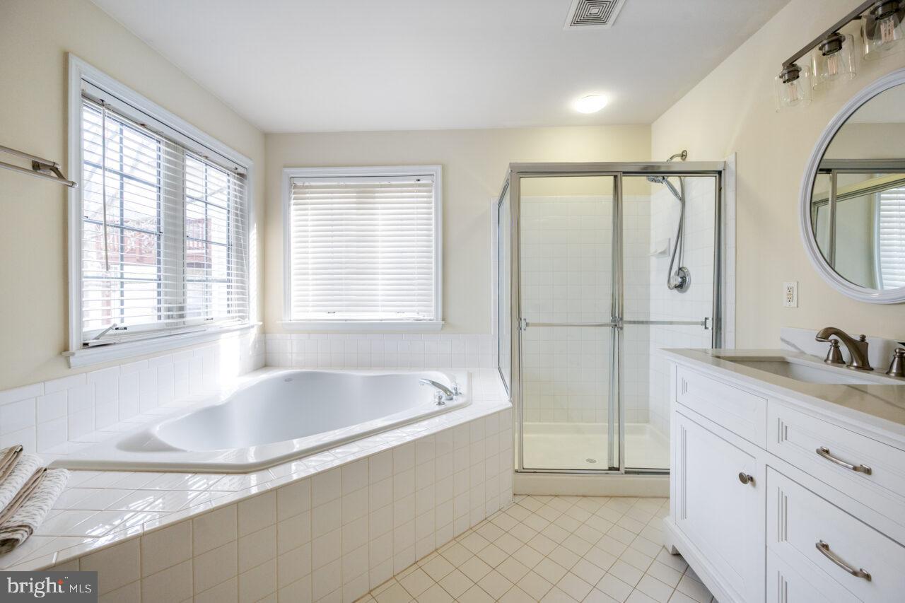 47799 Scotsborough Square Sterling, VA 20165 - Photo 28 of 53 a spacious bathroom with a tub sink and mirror