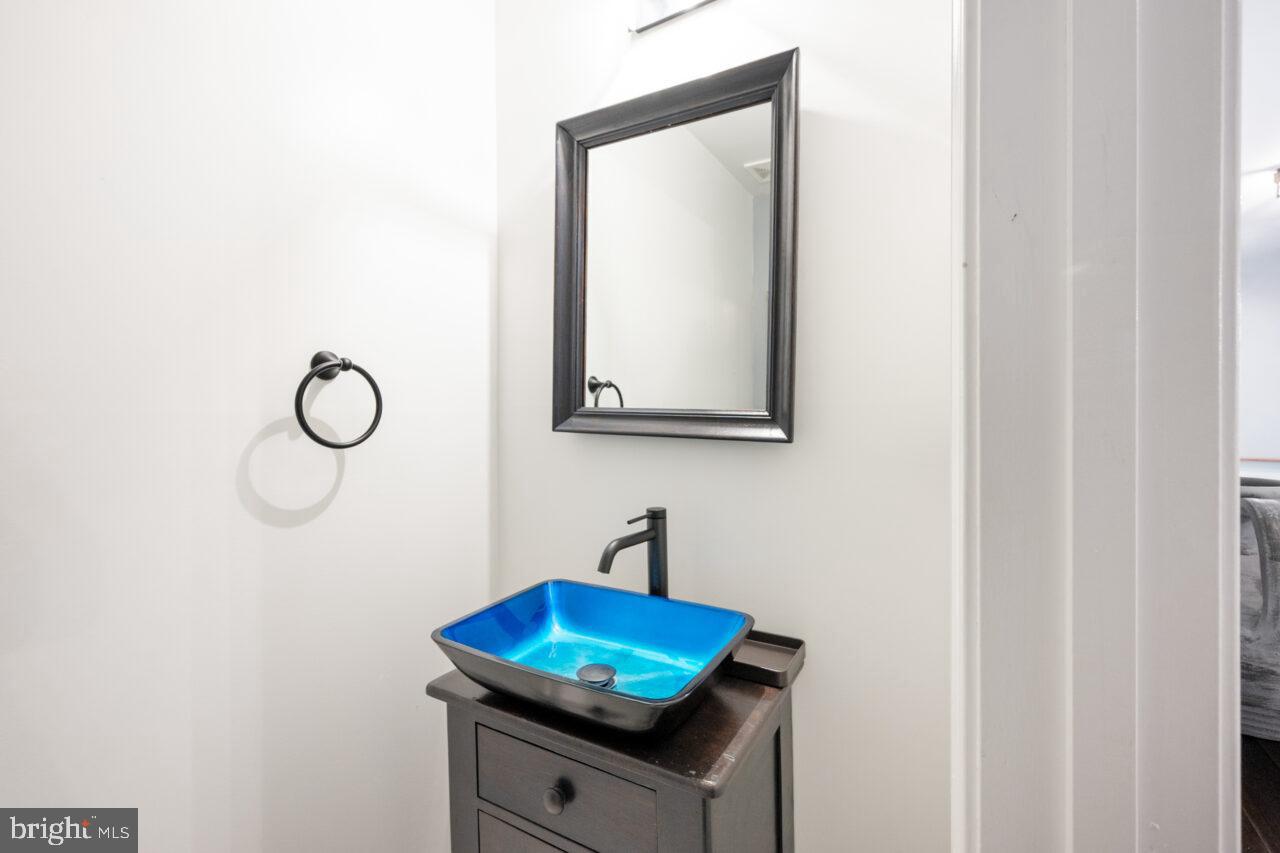 47799 Scotsborough Square Sterling, VA 20165 - Photo 40 of 53 a bathroom with a sink and a mirror