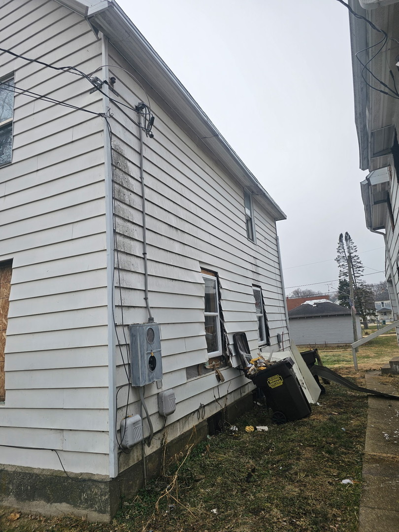 402 6th Avenue Rock Falls, IL 61071 - Photo 2 of 9 a view of a house with backyard and sitting area
