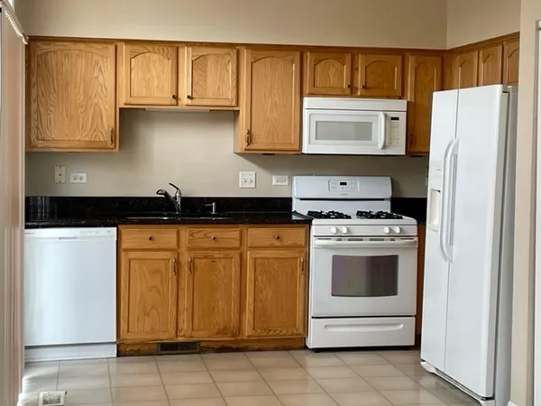 $2,099 | 2154 Cypress Court, Unit 2154, Montgomery, IL 60538