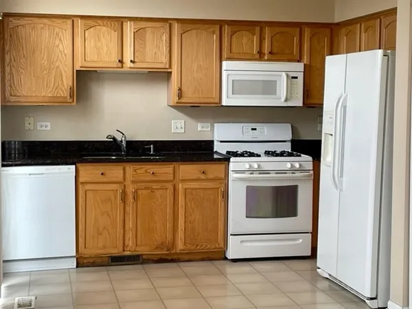 $2,099 | 2154 Cypress Court, Unit 2154, Montgomery, IL 60538
