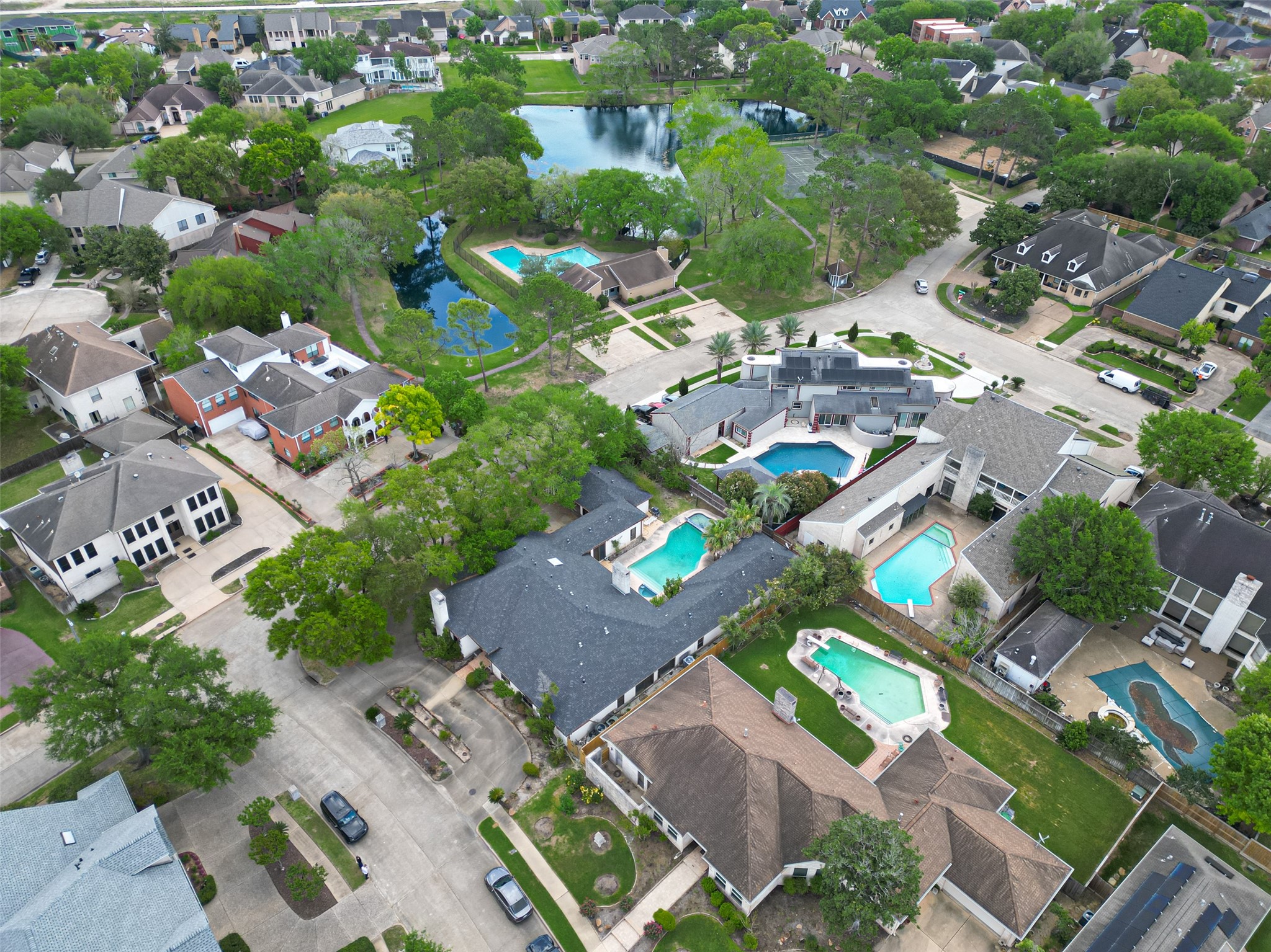 8103 Lake Edge Court Houston, TX 77071 - Photo 45 of 48 Bird’s-eye perspective showcasing the home’s location near the community lake