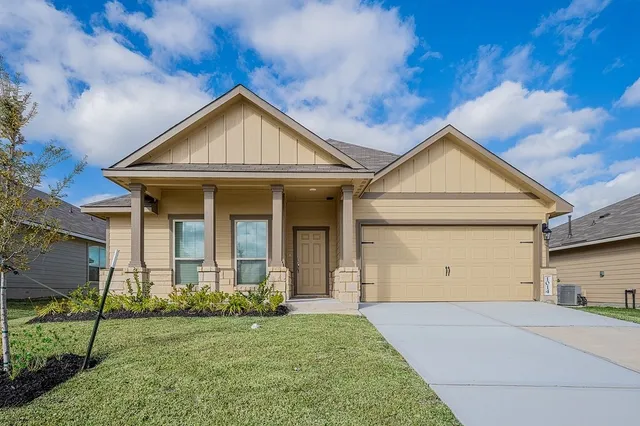 a view of a house with backyard