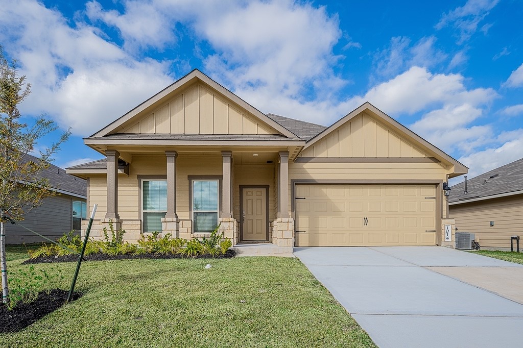a view of a house with backyard