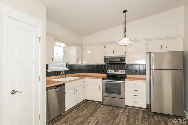 $2,440 | 2557 Tricia Lane, High Ridge, MO 63049