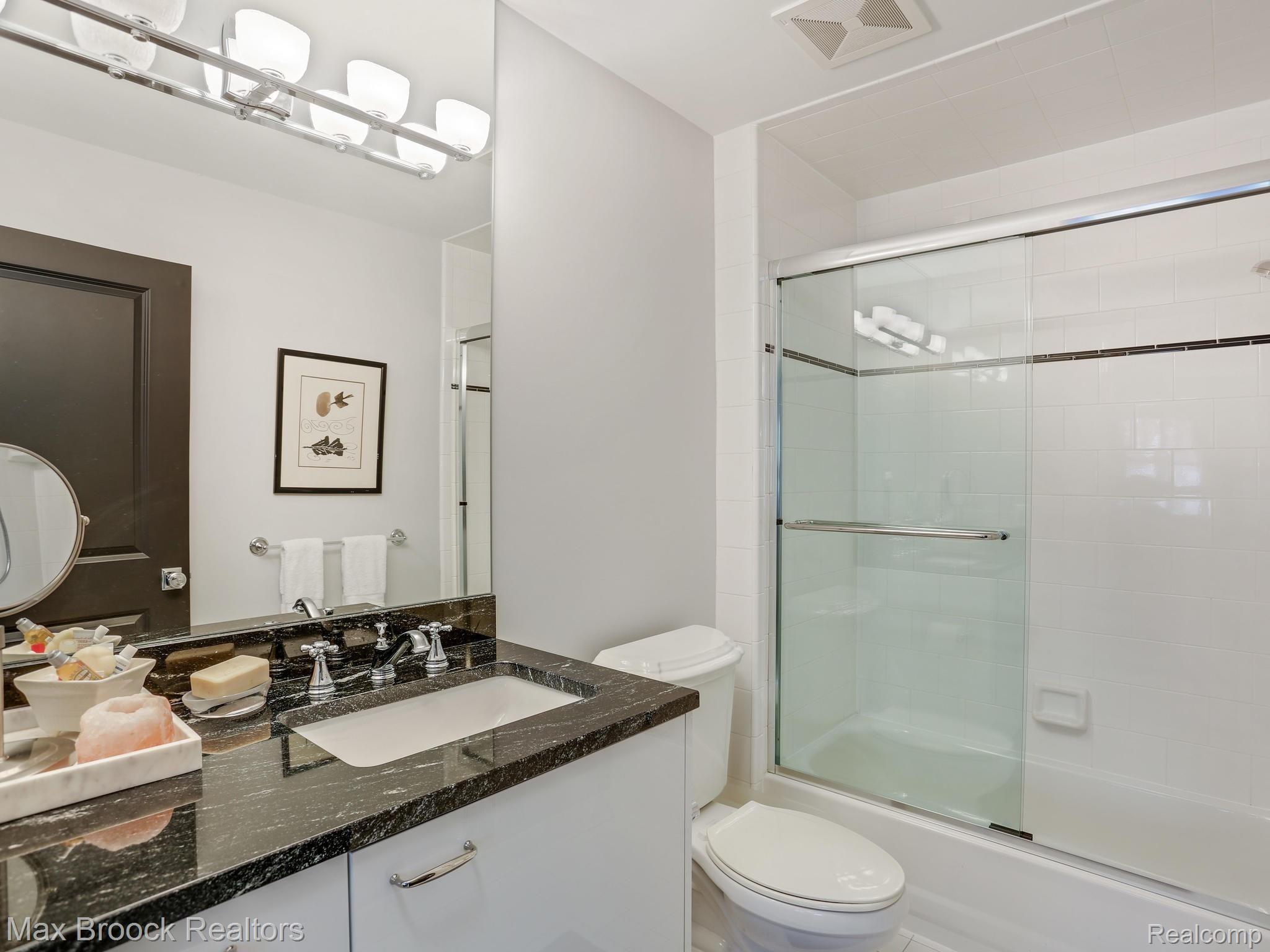 1048 Southfield Road Birmingham, MI 48009 - Photo 30 of 47 Private bath